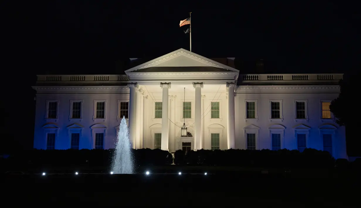 Gedung Putih menyala dengan warna biru dan putih, warna bendera Israel, sebagai bentuk solidaritas Amerika Serikat dengan Israel di Washington, Amerika Serikat, Senin (9/10/2023). (AP Photo/Jon Elswick)