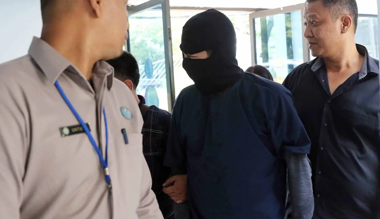 Dengan terus menunduk, ia hanya menjawab singkat pertanyaan para wartawan. "Sehat, baik," ujar Jupiter singkat. Dia pun terus berlalu menuju Balai Laboratorium Narkoba BNN, Cawang, Jakarta Timur, Kamis (12/5/2016). (Adrian Putra/Bintang.com)