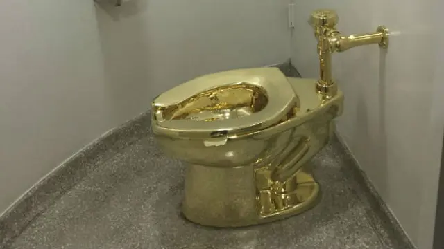 Toilet Berlapis Emas 18 Karat, di Istana Blenheim, Inggris (William Edwards/AFP)