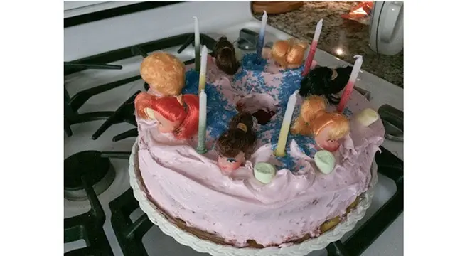 6 Potret Kue Kejutan Ini Bikin Hari Ultah Berantakan, Nyeleneh Banget