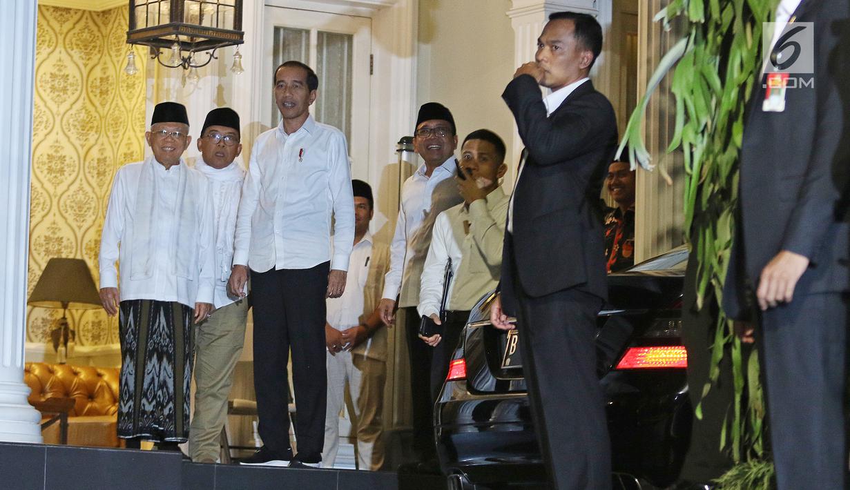 Pasangan capres-cawapres nomor urut 01 Joko Widodo (tiga kiri) dan Ma'ruf Amin (kiri) saat tiba di kediaman Ma'ruf Amin, Menteng, Jakarta, Kamis (27/6/2019). Jokowi menjemput Ma'ruf untuk nonton bareng sidang putusan MK di Lanud Halim Perdanakusuma. (Liputan6.com/Herman Zakharia)