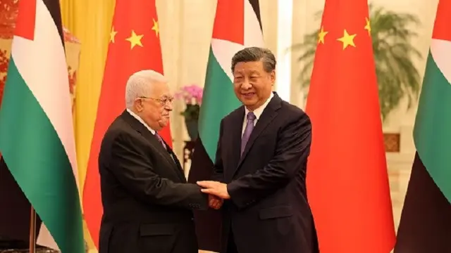 Presiden Palestina Mahmoud Abbas dan Presiden China Xi Jinping dalam pertemuan di Beijing, Rabu (14/6/2023). (Dok. WAFA)