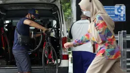 Pekerja menurunkan sepeda jenis Road Bike di lobby Gedung KPK, Jakarta, Jumat (19/3/2021). KPK menerima 13 unit sepeda dari pihak yang mewakili tersangka suap perizinan pengelolaan komoditas perairan tahun 2020, Syafri, Staf Khusus mantan Menteri KKP, Edhy Prabowo. (Liputan6.com/Helmi Fithriansyah)