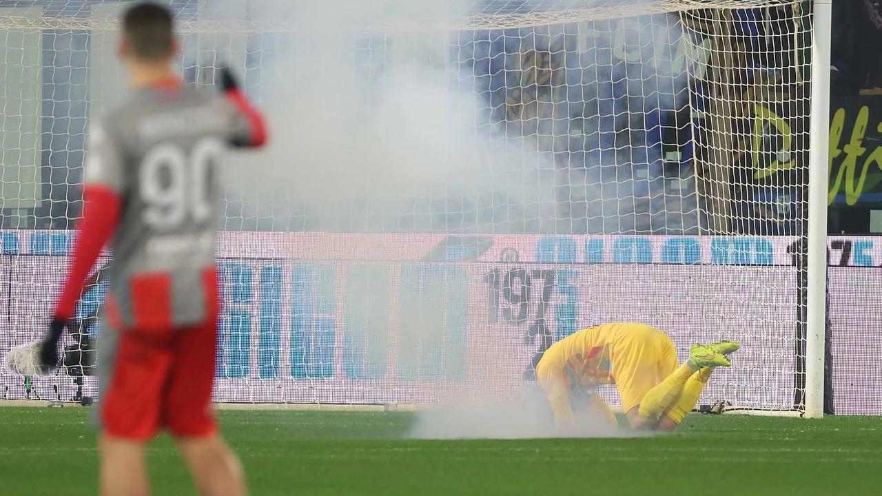 FOTO: Kiper Timnas Indonesia Emil Audero Jadi Korban Insiden Flare di Laga Cremonese Kontra Inter Milan