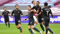 Pemain Manchester City merayakan gol yang dicetak Phil Foden ke gawang West Ham United pada laga lanjutan Liga Inggris di London Stadium, Sabtu (24/10/2020) malam WIB. Manchester City imbang 1-1 lawan West Ham. (AFP/Justin Tallis/pool)