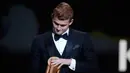 Pemain Juventus Matthijs de Ligt memegang piala Kopa Trophy saat pada malam penghargaan Ballon d'Or 2019 di Chatelet Theatre, Paris, Prancis, Senin (2/12/2019). De Ligt dinobatkan sebagai pemain muda U21 terbaik di dunia. (AP Photo/Francois Mori)