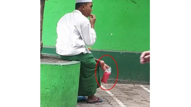 6 Kelakuan Kreatif Minum Es di Plastik Ini Bikin Ngakak