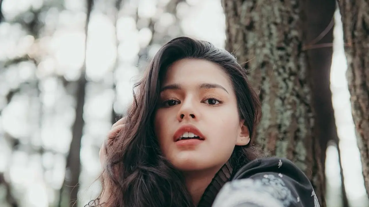 Gaya Pemotretan Susan Sameh di Hutan Pinus, Tampil Memukau