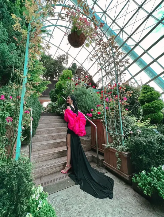 Gaun tersebut nampak semakin indah dilihat dari bagian belakang dengan train yang juga menjuntai (Foto: Instagram @febbyrastanty)