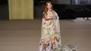 Jessica Chastain saat tiba di acara tahunan kedua Academy Museum di Academy Museum of Motion Pictures di Los Angeles, Amerika Serikat, Sabtu (15/10/2022). Kakinya yang kencang mengintip melalui dua celah setinggi paha dalam nomor yang menghentikan pertunjukan saat dia berjalan di karpet merah. (AP/Chris Pizzello)