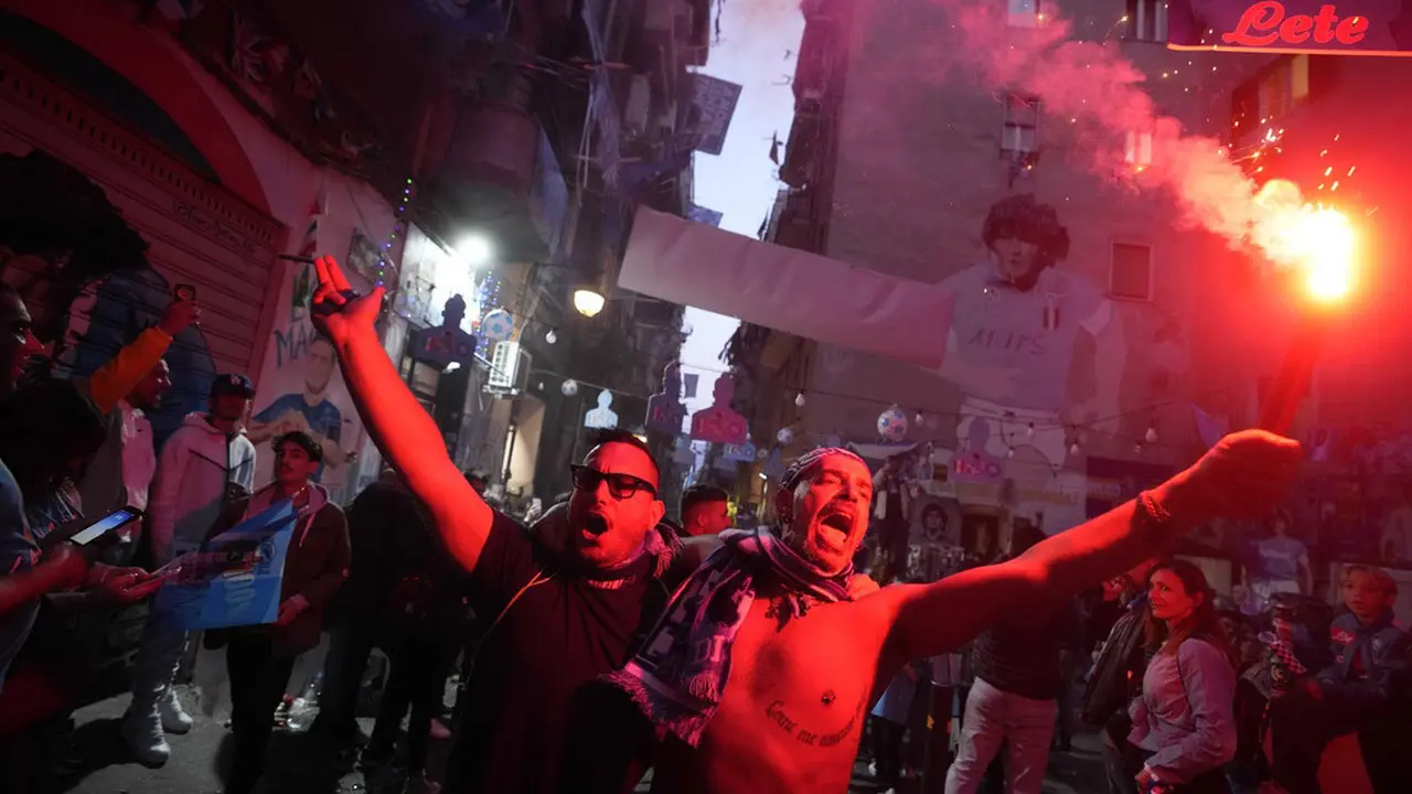 Foto: Melihat Perayaan Gila Suporter Napoli di Kota Naples