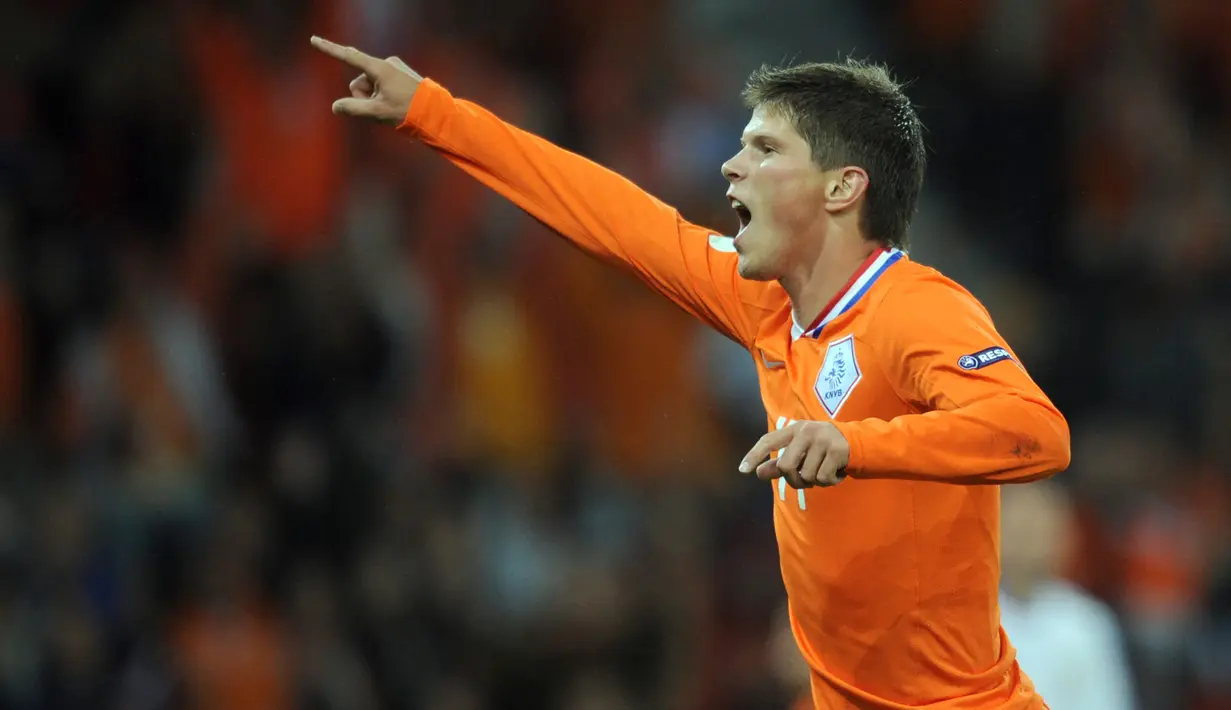 Selebrasi striker Timnas Belanda, Klaas-Jan Huntelaar setelah mencetak gol ke gawang Rumania pada laga Grup C Euro 2008 di Stade de Suisse Wankdorf, Swiss (17/6/2008). Klaas-Jan Huntelaar mencetak dua gol dan dua assist dalam laga debutnya bersama Timnas Belanda saat menang 4-0 atas Republik Irlandia pada laga persahabatan (16/8/2006). Pemain yang baru pensiun pada Juli 2021 ini total mengoleksi 76 caps dengan raihan 42 gol dan 12 assist. (AFP/Pierre-Philippe Marcou)