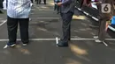 Tanda jaga jarak terlihat saat simulasi pemungutan suara dalam pemilihan serentak 2020 di Halam Kantor KPU, Jakarta, Rabu (22/7/2020). Simulasi pemungutan suara di TPS dengan menerapkan protokol kesehatan Covid-19. (merdeka.com/Imam Buhori)