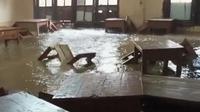 Banjir merendam bangunan sekolah dan pondok pesantren di Sukabumi. (Liputan6.com/Fira Syahrin)