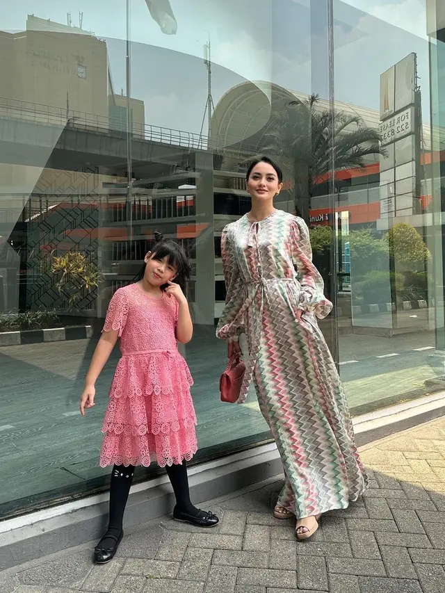 Ririn Ekawati dengan ibu mertua