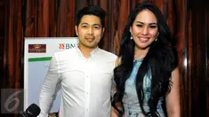 Artis peran dan pembawa acara Kartika Putri didampingi kekasihnya, Erick Iskandar, di pesta ulangtahun Muzdalifah, di kawasan Pramuka, Jakarta, Senin (15/6/2015). (Liputan6.com/Panji Diksana)