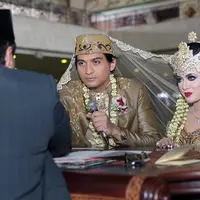 "Alhamdulillah saya dan Tiara setelah bada zuhur resmi menikah. Saya bersyukur pada Allah, kerabat, dan saudara semua mendukung," kata Lucky usai akad nikah. (Deki Prayoga/Bintang.com)