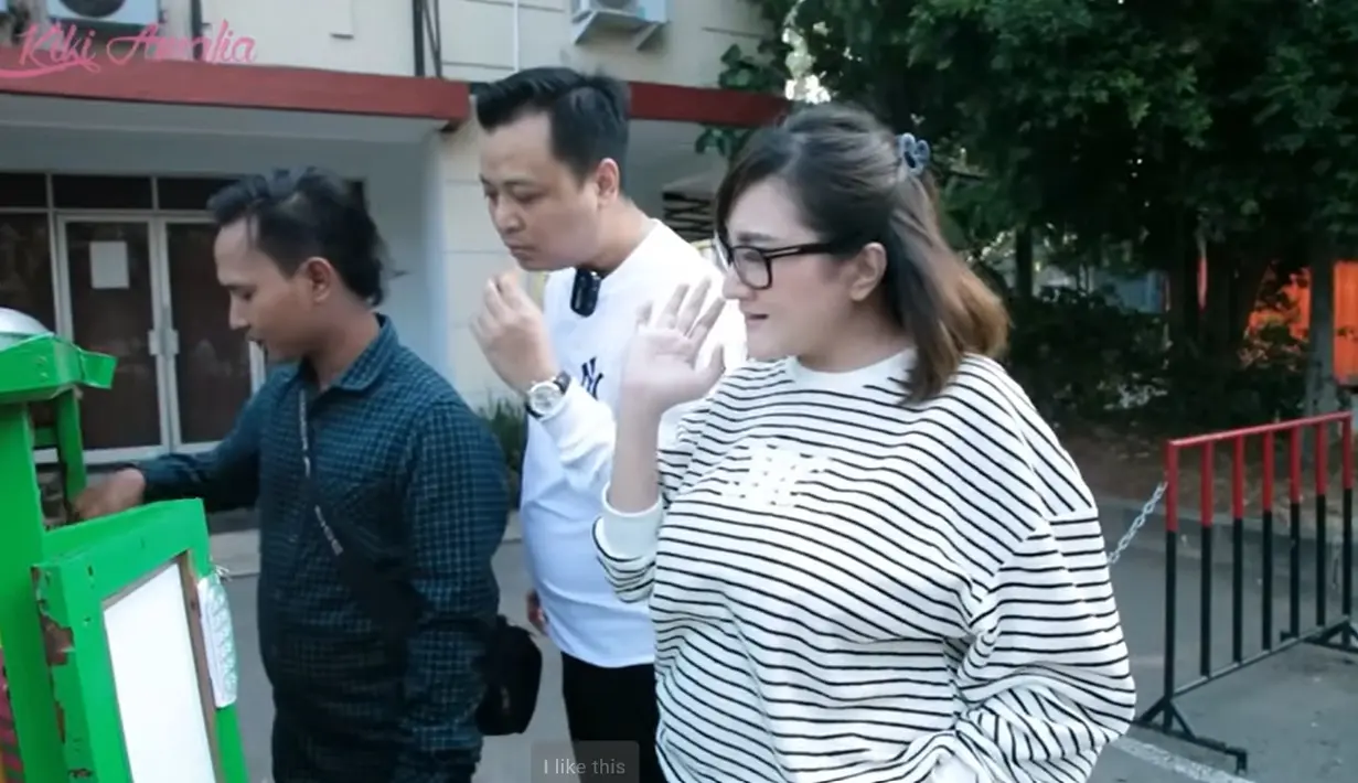 "Saya nunggu di trotoar lama lho," kata Agung kepada tukang bakso. "Seperti biasa mas Iman, pokoknya lengkap," kata Kiki Amalia. [Youtube/Kiki Amalia]