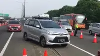 Penerapan contraflow di Tol Jakarta Cikampek (Liputan6.com/Abramena)