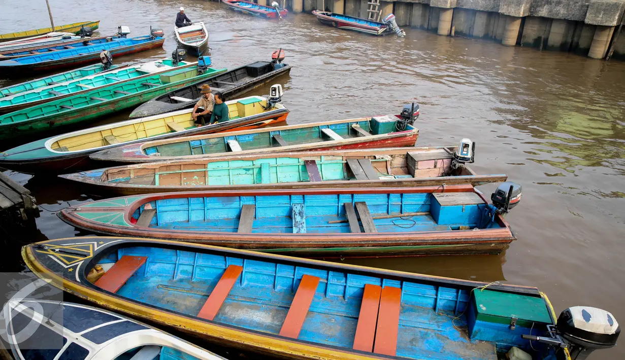 Perahu – perahu Sampan milik warga sekitar saat terparkir dipinggiran Sungai Kapuas, Pontianak, Kalimantan Barat, Sabtu (22/8/2015). Untuk sekali menyeberang dikenakan biaya sebesar Rp. 8000. (Liputan6.com/Faizal Fanani)