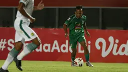 Irfan Jaya merupakan pemain teranyar dari Persebaya Surabaya yang bergabung bersama PS Sleman. Malah, ia meninggalkan Persebaya pada awal musim ini dengan langsung bergabung bersama Elang Jawa. (Bola.com/Ikhwan Yanuar)