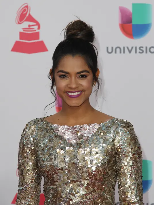 Senyum aktris dan penyanyi Lucy Alves saat berpose di atas karpet merah ajang penghargaan tahunan Latin Grammy Awards ke-17 di Las Vegas, Nevada, Kamis (17/11). (AFP PHOTO/Tommaso Boddi)