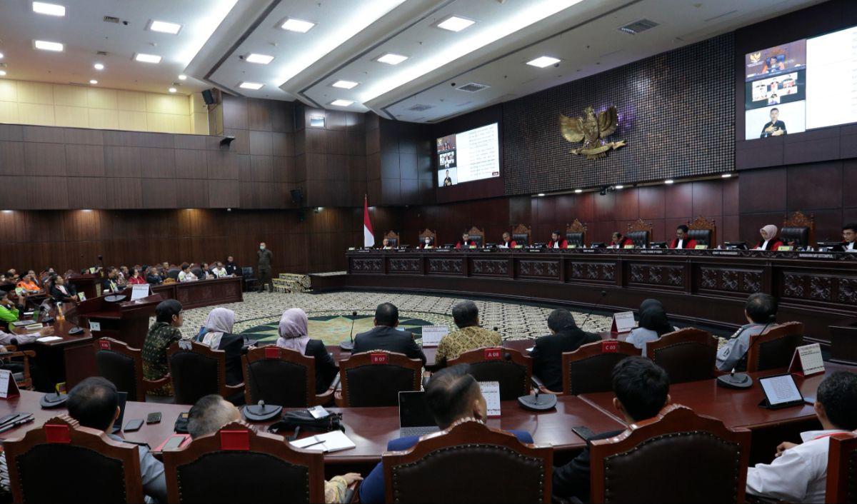 Dengan demikian, sambung Saldi, permohonan para Pemohon untuk pencabutan permohonan akan dibahas di Rapat Permusyawaratan Hakim (RPH)<br>