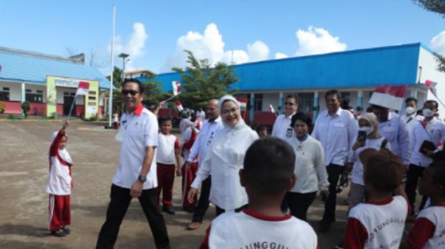 Kepala BPOM Penny K Lukito menyapa para siswa sekolah dasar dalam Jambore Nutrisi Seimbang di Pulau Morotai, Jumat (20/5/2022). (Foto: dok. BPOM)