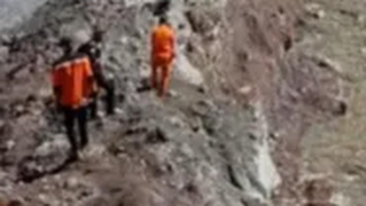 Nampak kepanikan dari perekam dan rekan sesama pendaki saat abu putih bercampur hitam membumbung tinggi dari gunung yang memiliki ketinggian 3.195 mdpl itu.