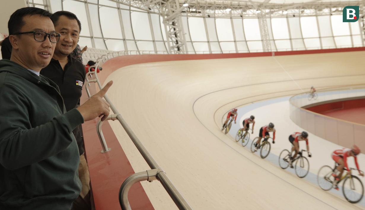 Menpora RI, Imam Nahrawi, saat meninjau venue balap sepeda di Jakarta Internasional Velodrome, Jakarta, Selasa (31/7/2018). Menpora berharap para atlet dapat berprestasi di Asian Games 2018. (Bola.com/M Iqbal Ichsan)