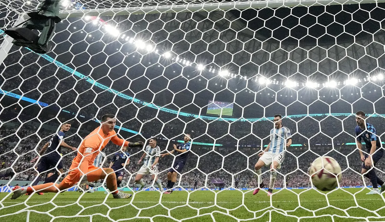 <p>Pemain Argentina, Julian Alvarez (keempat kanan) mencetak gol ketiga timnya ke gawang Kroasia saat laga semifinali Piala Dunia 2022 yang berlangsung di Lusail Stadium, Qatar, Selasa (13/12/2022) waktu setempat. (AP Photo/Natacha Pisarenko)</p>