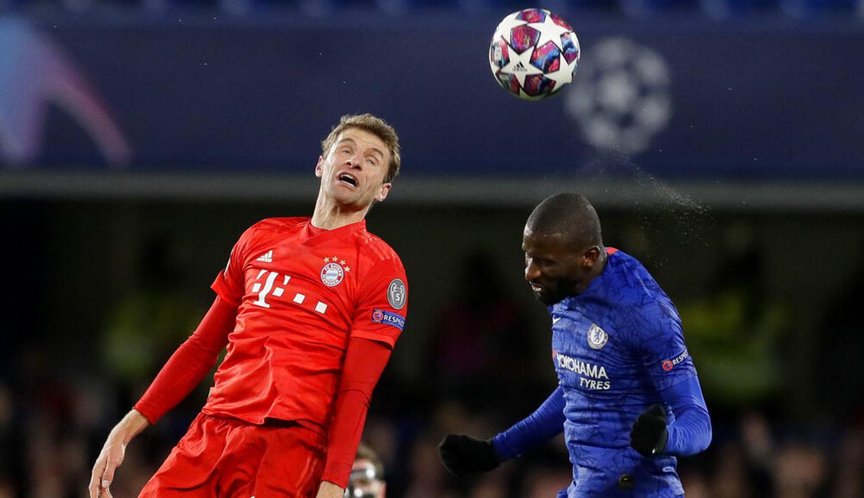 Penyerang Bayern Munchen, Thomas Muller, duel udara dengan bek Chelsea, Antonio Rudiger, pada laga Liga Champions di Stadion Stamford Bridge, Selasa (25/2/2020). Chelsea takluk 0-3 dari Bayern Munchen. (AP/Frank Augstein)