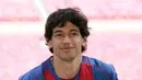 Demetrio Albertini mengakhiri kariernya setelah memperkuat Barcelona tahun 2005. Walau hanya bermain dalam 5 partai, tapi gelar La Liga musim 2004/2005 menjadi penutup karier yang manis. (AFP/Lluis Gene)