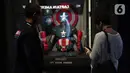 Pegunjung melihat koleksi Marvel Studios dalam pameran yang berlagsung di City Hall PIM 3, Jakarta, Kamis (9/6/2022). Pameran Marvel Studios Exhibition digelar untuk pertama kalinya di Indonesia dan digelar dari 3 Juni hingga 14 September 2022. (Liputan6.com/Johan Tallo)