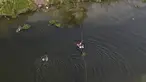 Imigran menyeberangi sungai Rio Grande ke Amerika Serikat dari Matamoros, Meksiko, Rabu, 10 Mei 2023. (AP Photo/Fernando Llano)