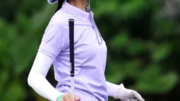Penampilan pemain sinetron Cinta Fitri ini pun terlihat kece. Seperti kali ini, Tyara Renata mengenkan atasan kaus yang dipadukan dengan rok mini. Topi yang dipakai juga membuat penampilannya makin stylish. (Liputan6.com/IG/@tyararenata)