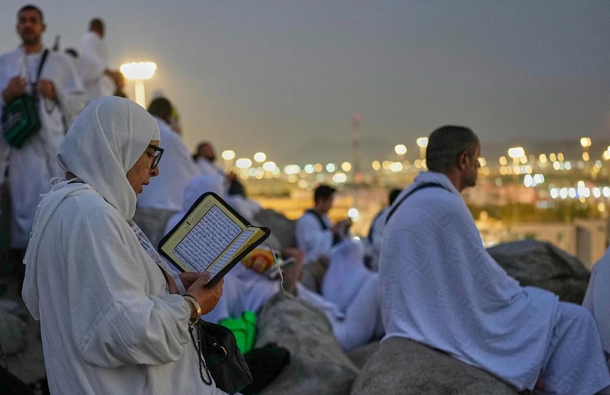 FOTO: Khusyuk Jemaah Haji Berdoa di Jabal Rahmah
