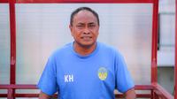 Pelatih kepala PSIM Yogyakarta, Kas Hartadi pada laga lanjutan Grup B Pegadaian Liga 2 2023/2024 antara FC Bekasi City melawan PSIM Yogyakarta di Stadion Singaperbangsa, Kabupaten Karawang, Jawa Barat, Senin (06/11/2023). (Bola.com/Bagaskara Lazuardi)