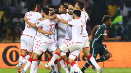 Tunisia berhasil menlangkah ke babak ke perempat final Piala Afrika 2021 usai menang tipis atas Nigeria 1-0. Gol semata wayang Tunisia dicetak oleh Youssef Mkani pada menit ke-47 dengan tembakan dari luar kotak penalti. (AFP/ Daniel Beloumou Olomo)\