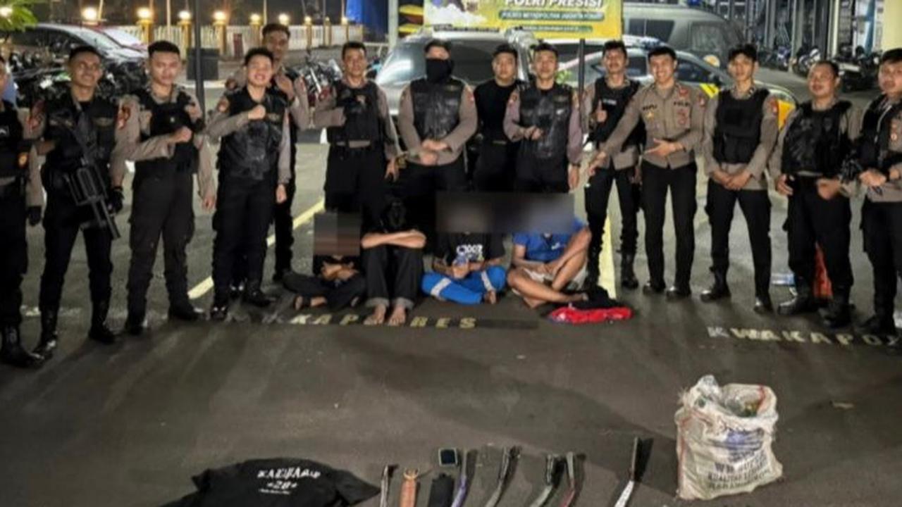 Berkeliaran Dini Hari Bawa Celurit dan Golok, 4 Remaja Ditangkap Polisi