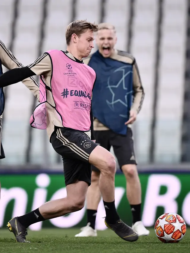 Melihat Latihan Pemain Juventus dan Ajax Jelang Bertanding