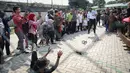 Gubernur DKI Basuki Tjahaja Purnama (Ahok) ketika bermain bola dengan seorang anak usai meresmikan RPTRA Tahap II Provinsi DKI Jakarta, di Jalan Pluit Mas Utara, Kelurahan Pejagalan, Kecamatan Penjaringan, Jakarta, Rabu (6/4). (Liputan6.com/Faizal Fanani)