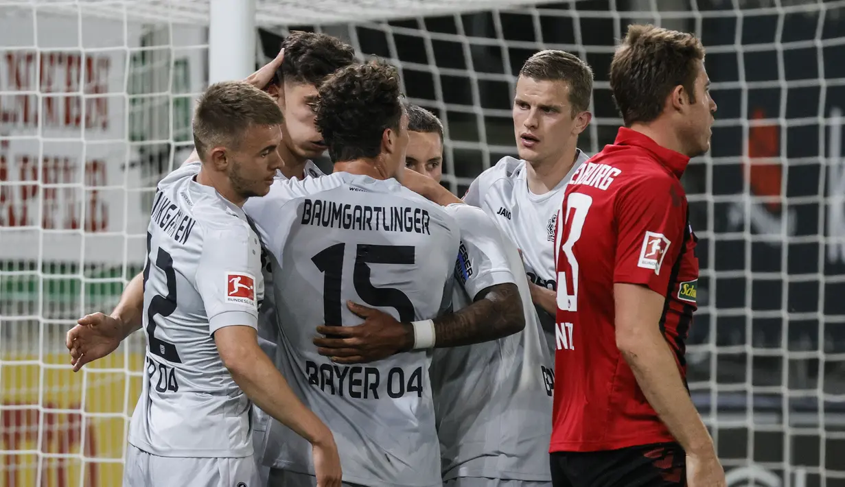 Pemain Bayer Leverkusen merayakan gol yang dicetak Kai Havertz ke gawang Freigurg pada laga pekan ke-29 Bundesliga 2019/20 di Schwarzwald-Stadion, Sabtu (30/5/2020) dini hari WIB. Leverkusen menang 1-0 atas Freiburg. (AFP/Ronald Wittek/pool)
