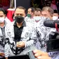 Wali Kota Surabaya Eri Cahyadi saat meresmikan gedung baru PGRI Surabaya. (Dian Kurniawan/Liputan6.com)