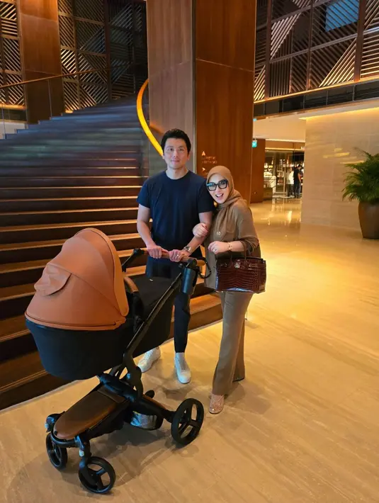 Seperti potret ini, sambil mendorong stroller Rp21,5 juta, Syahrini tampak menawan mengenakan pakaian serba coklat dari kerudung hingga setelan bajunya.  Tak lupa ia pun membawa tas Hermes model Birkin 30 miel shiny niloticus crocodile with palladium hardware. Sesuai namanya, tas Syahrini terbuat dari kulit buaya dibanderol dengan harga Rp725 juta.  [@princessyahrini].