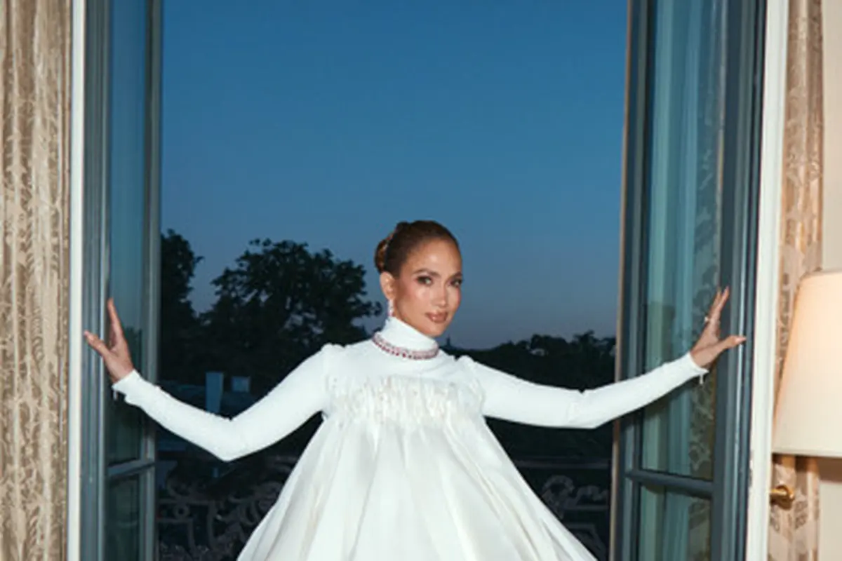 Jennifer Lopez Buktikan Pesona Awet Muda di Ulang Tahun ke-57, Intip Tiga Look Mewahnya