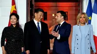 Presiden China Xin Jinping (kedua dari kiri) dan Presiden Prancis Emmanuel Macron (kedua dari kanan) bertemu di Paris (AFP/Jean-Paul Pellisier)