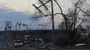 Beberapa pohon, kabel listrik dan rumah-rumah juga dihantam badai di kota pedesaan Dresden, kata layanan darurat. (AP Photo/Mark Zaleski)