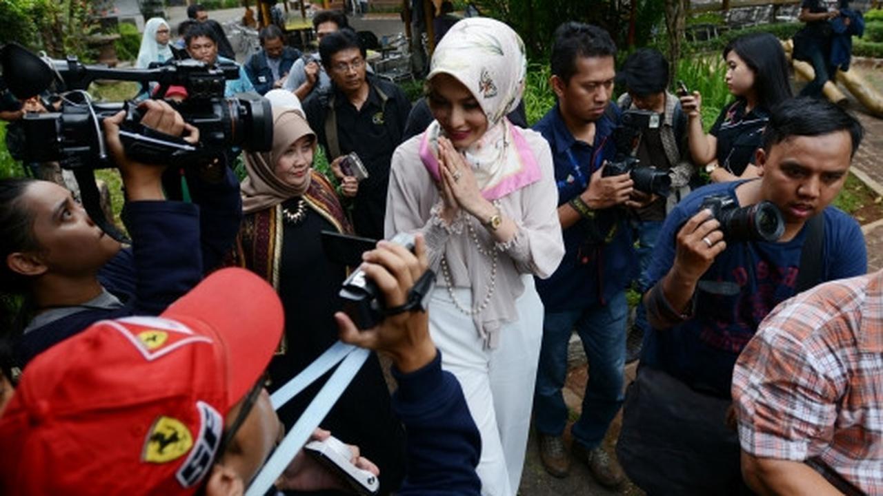 Didampingi suami, Arzetty klarifikasi penggerebekan di Hotel Arjuna