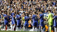 Kapten Chelsea, John Terry, berjalan keluar lapangan setelah diganti di menit 26 pada laga melawan Sunderland di Stamford Bridge, Minggu (21/5/2017). Terry resmi mengakhiri kiprahnya selama 22 tahun di Chelsea. (AP/Frank Augstein)